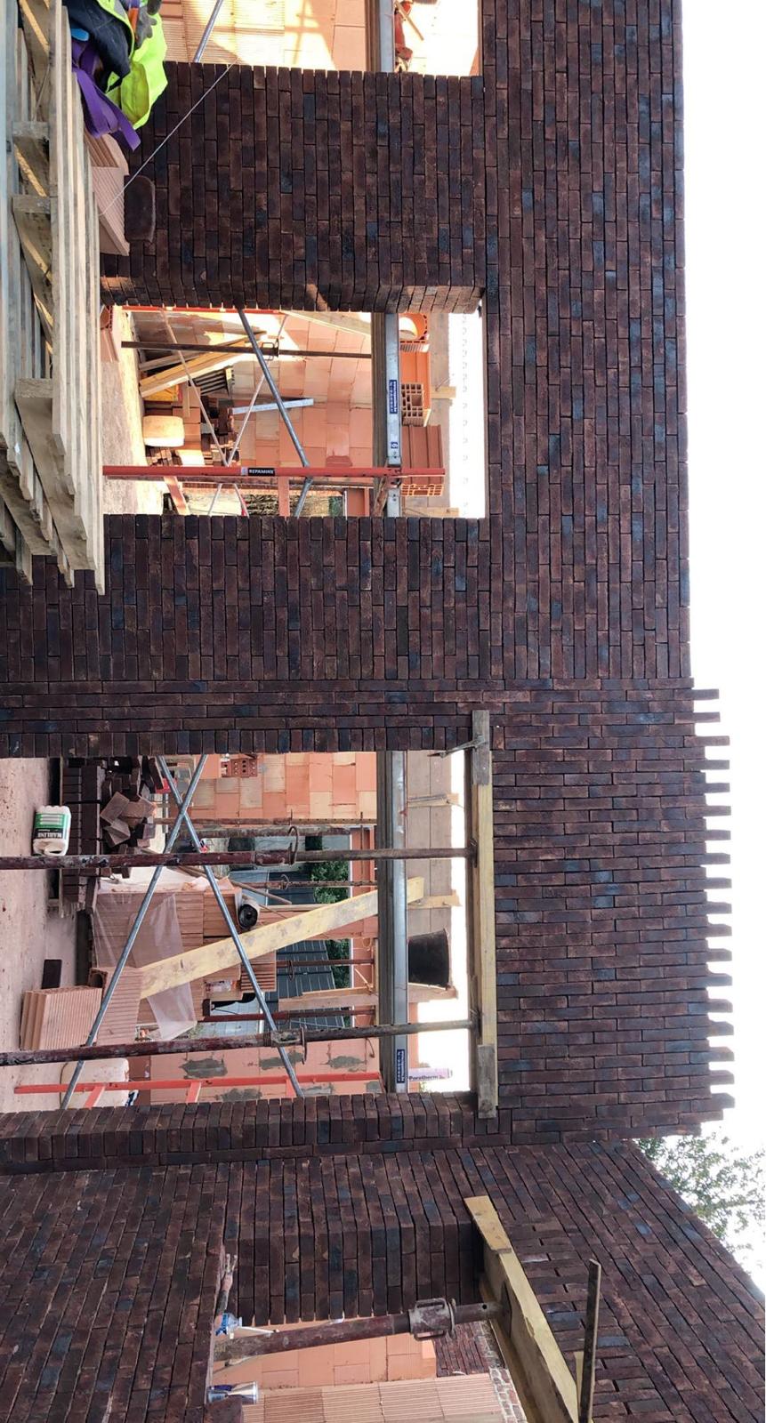 Mur de maçonnerie avec ouvertures, chantier en cours