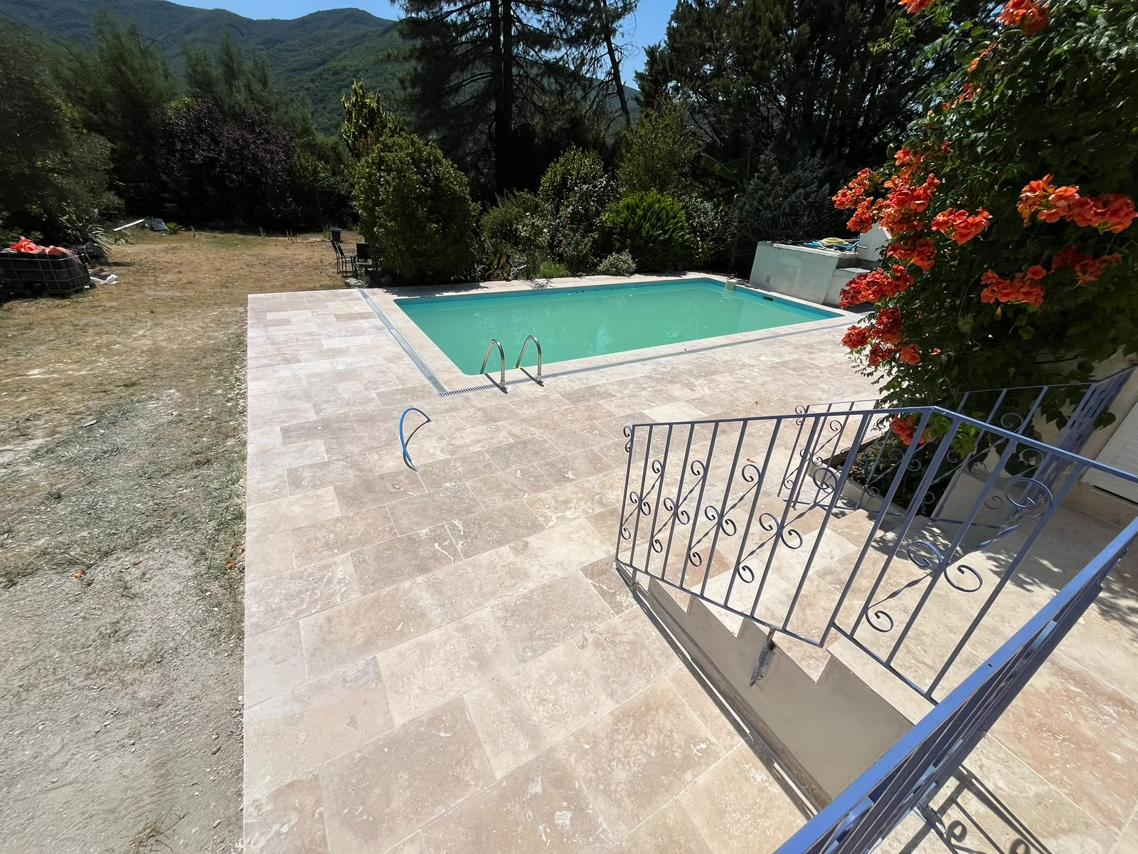 Terrasse extérieure aménagée autour d’une piscine